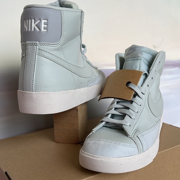 NIKE WMNS BLAZER MID '77 NEXT
NATURAL 
LIGHT SILVER/LIGHT SILVER-WOLF GREY - Picture 9 of 16